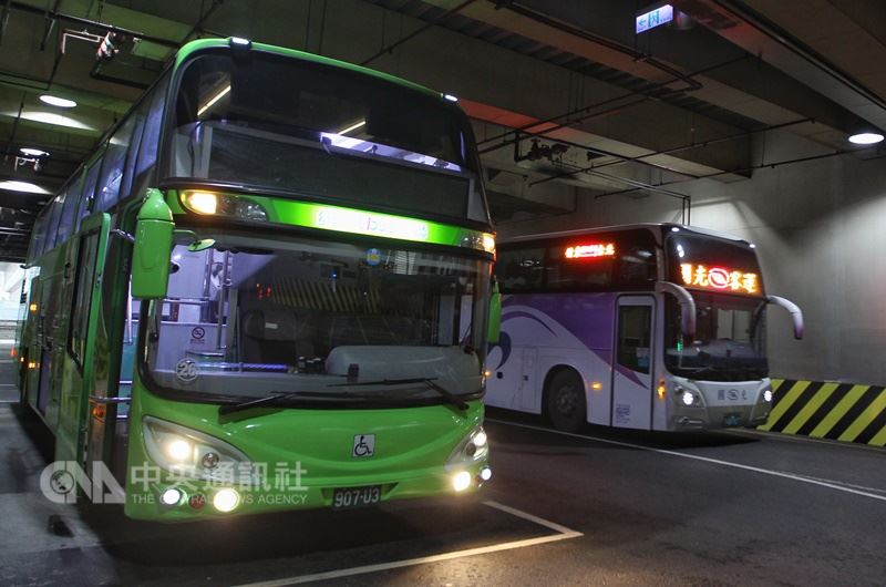 公路總局表示,這次元旦假期國道客運優惠平均仍是票價85折,但路線範圍擴大,從以往86條增至101條,有14家業者參與。 圖 : 中央社 公路總局表示,這次元旦假期國道客運優惠平均仍是票價85折,但路線範圍擴大,從以往86條增至101條,有14家業者參與。 圖 : 中央社