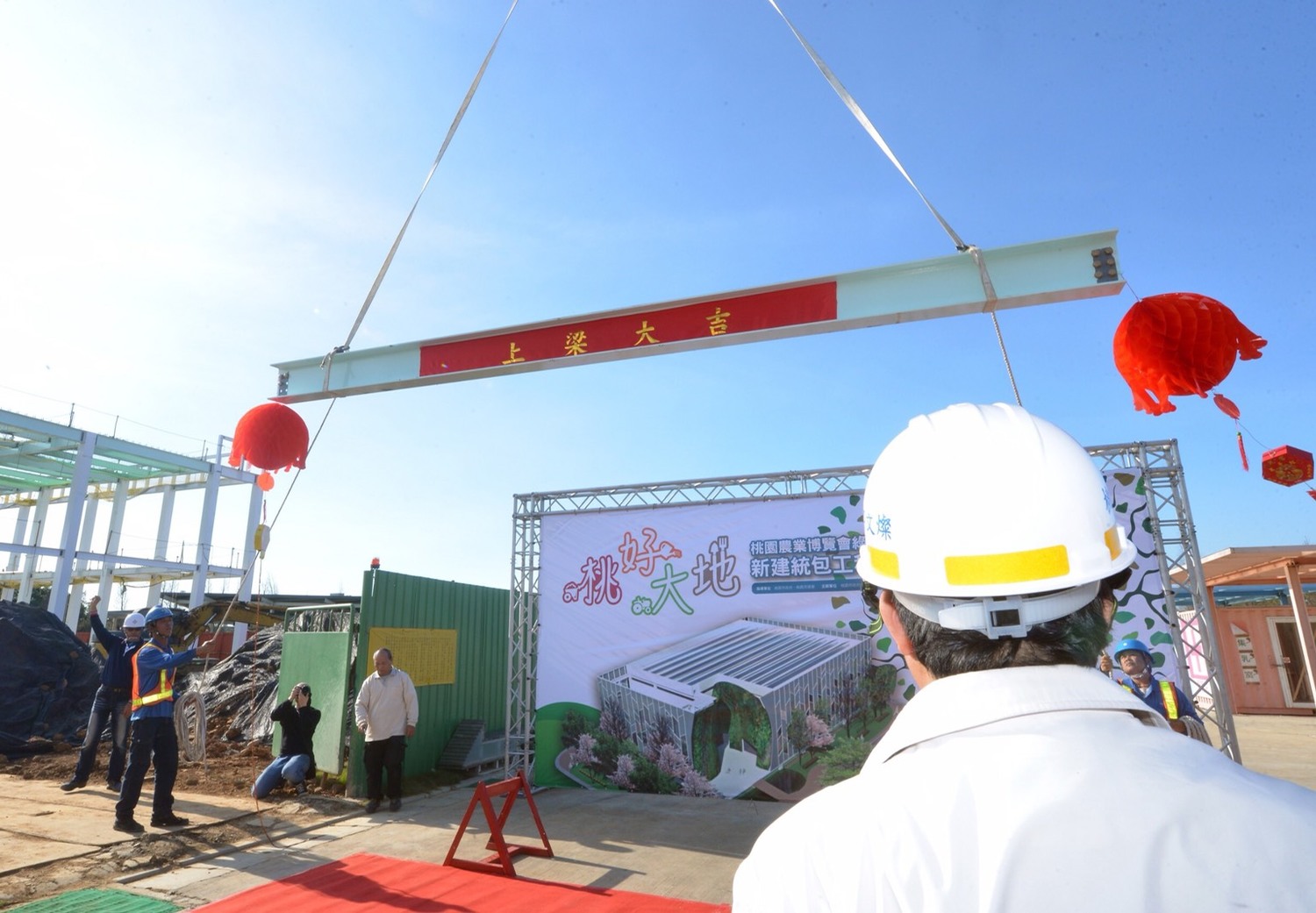 「綠色方舟展覽館」也帶有相當的意味,代表永續經營土地、發展綠色生活、循環經濟、生態農業,建築設計包含水撲滿、太陽能面板、節能照明、低壓供電系統,並以環保瓷磚建造,綠色方舟展覽館本身就是「循環經濟」的概念。 圖:桃園市政府/提供 「綠色方舟展覽館」也帶有相當的意味,代表永續經營土地、發展綠色生活、循環經濟、生態農業,建築設計包含水撲滿、太陽能面板、節能照明、低壓供電系統,並以環保瓷磚建造,綠色方舟展覽館本身就是「循環經濟」的概念。 圖:桃園市政府/提供