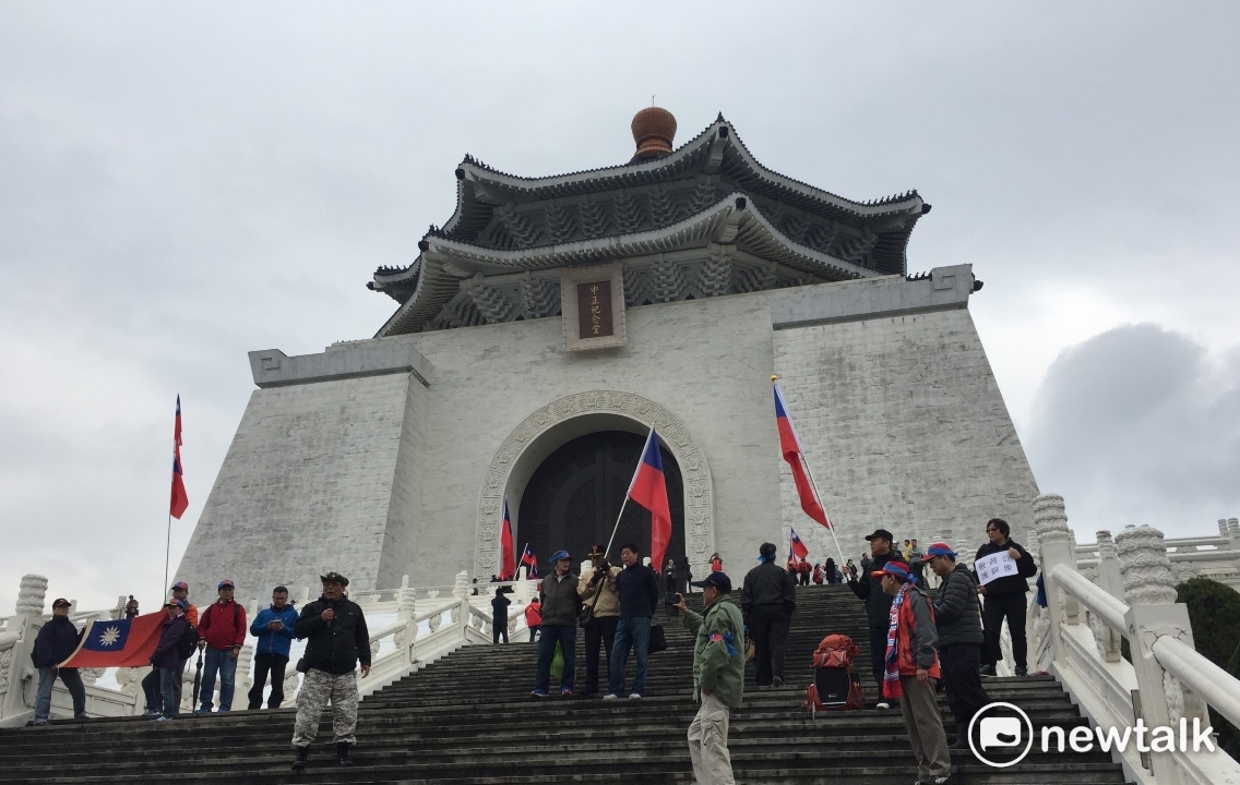 對於轉型正義的想法,鄭自才認為「要讓加害者出來被審判」,並拆除威權象徵的中正紀念堂。 對於轉型正義的想法,鄭自才認為「要讓加害者出來被審判」,並拆除威權象徵的中正紀念堂。