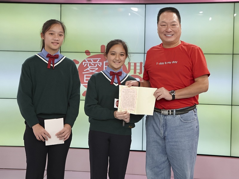 王令麟與2012年探望過的小女孩桃園復興鄉高義國小姜晶蕙(右)、范紫芸(左)重逢,如今已經就讀國三,特別北上表達對東森爸爸的感謝。 圖:東森慈善基金會/提供 王令麟與2012年探望過的小女孩桃園復興鄉高義國小姜晶蕙(右)、范紫芸(左)重逢,如今已經就讀國三,特別北上表達對東森爸爸的感謝。 圖:東森慈善基金會/提供