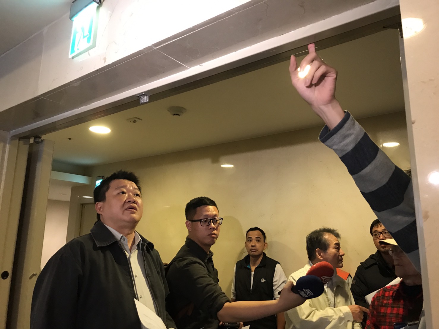 新北市議員何博文邀市府消防、工務、消保等相關單位,會勘浮洲合宜住宅的消防及公共設施安全。 (何博文服務處提供) 新北市議員何博文邀市府消防、工務、消保等相關單位,會勘浮洲合宜住宅的消防及公共設施安全。 (何博文服務處提供)