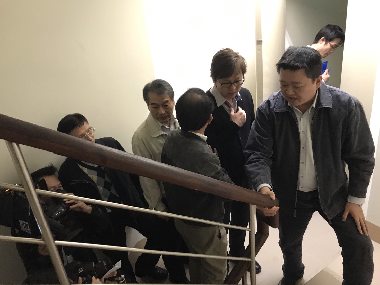 新北市議員何博文邀市府消防、工務、消保等相關單位,會勘浮洲合宜住宅的消防及公共設施安全。 (何博文服務處提供) 新北市議員何博文邀市府消防、工務、消保等相關單位,會勘浮洲合宜住宅的消防及公共設施安全。 (何博文服務處提供)