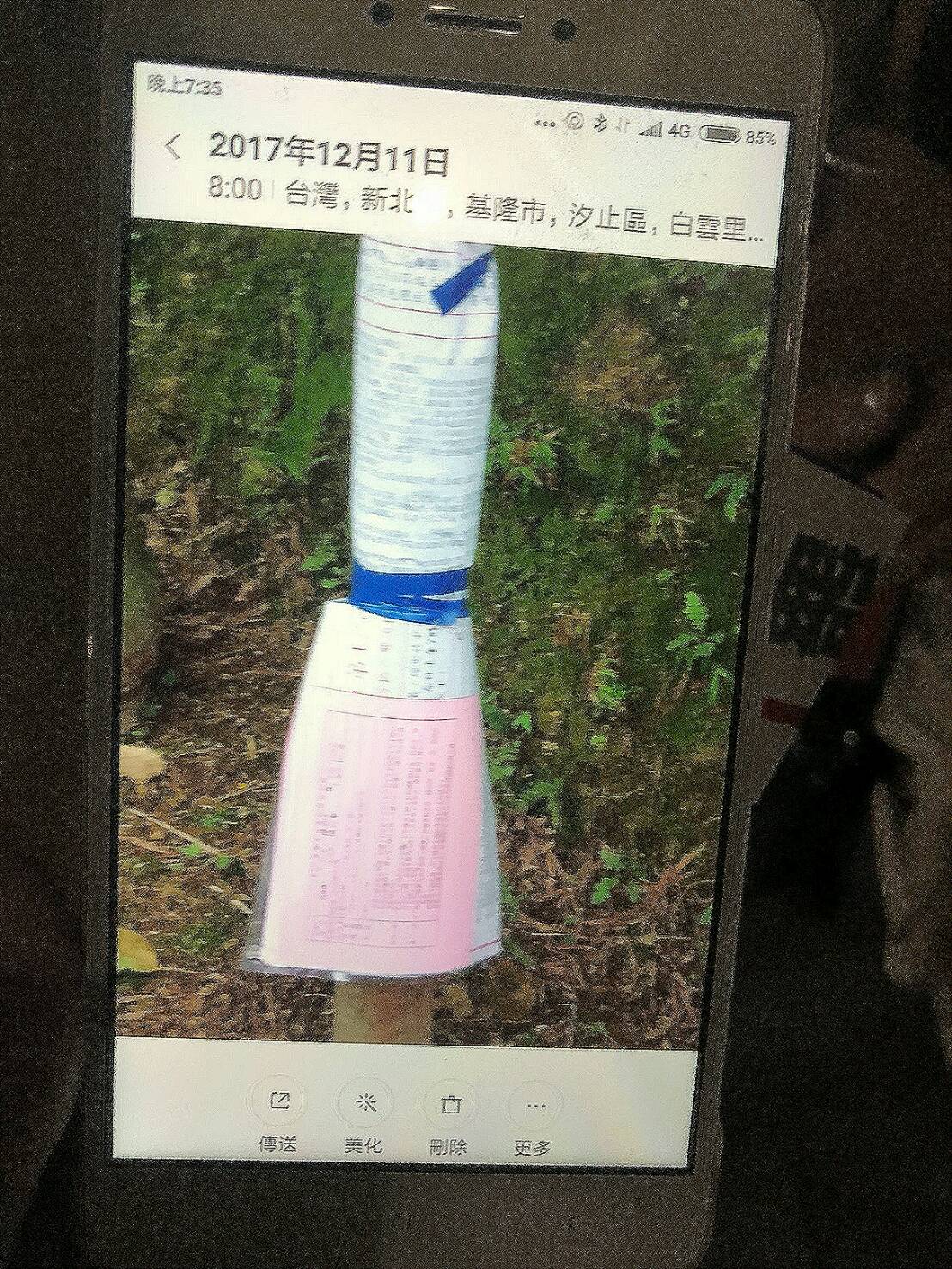 安定力量昨天深夜在汐止白雲里一處電線桿,找到整疊綁在電線桿的投票通知單。 安定力量昨天深夜在汐止白雲里一處電線桿,找到整疊綁在電線桿的投票通知單。