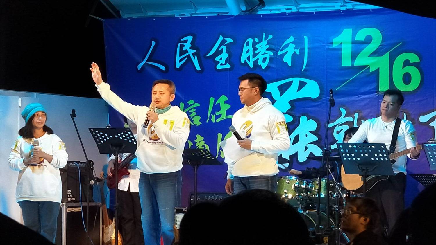 安定力量昨天深夜在汐止白雲里一處電線桿,找到整疊綁在電線桿的投票通知單。 安定力量昨天深夜在汐止白雲里一處電線桿,找到整疊綁在電線桿的投票通知單。