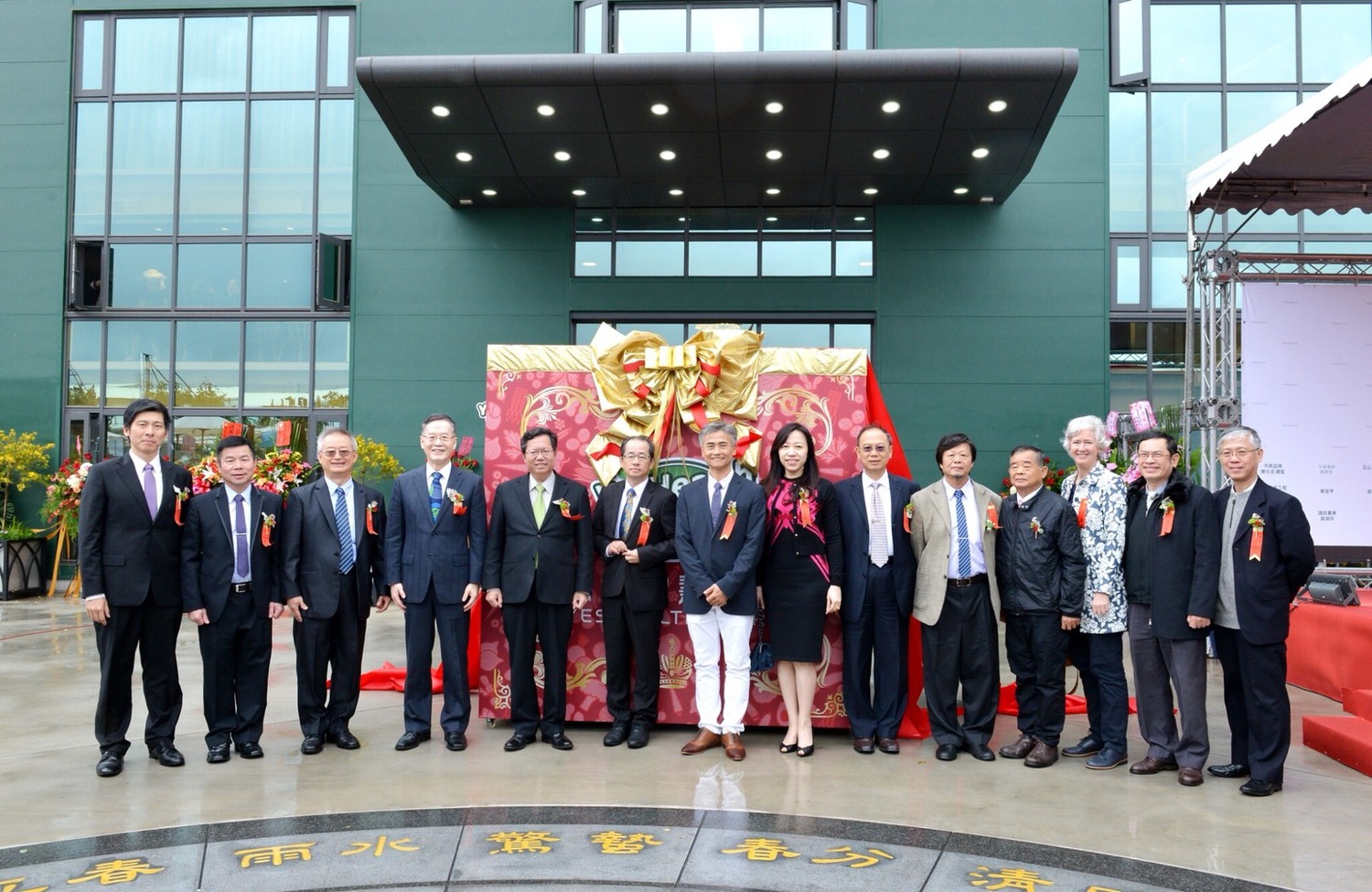 今(16)上午桃園市源鮮農業生物科技公司落成,源鮮智慧農場把科技領域的實驗精神用在智慧農場,利用Led照明模擬太陽光,符合植物生長需要。 今(16)上午桃園市源鮮農業生物科技公司落成,源鮮智慧農場把科技領域的實驗精神用在智慧農場,利用Led照明模擬太陽光,符合植物生長需要。