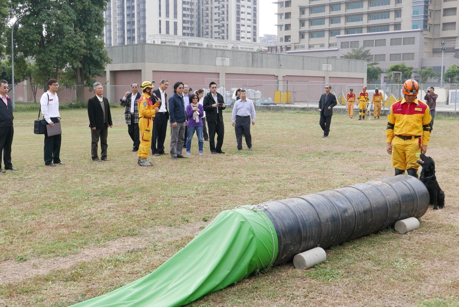 特搜中隊安排地震倒塌建築物搶救模擬演練,發生地震災害搶救時,搜救人員先由空拍機進行大範圍空拍搜救,同時出動搜救犬搜尋受困人員確切所在位置,縮小範圍後再出動特搜破壞小組進行破壞將受困民眾救出。 圖:內政部/提供 特搜中隊安排地震倒塌建築物搶救模擬演練,發生地震災害搶救時,搜救人員先由空拍機進行大範圍空拍搜救,同時出動搜救犬搜尋受困人員確切所在位置,縮小範圍後再出動特搜破壞小組進行破壞將受困民眾救出。 圖:內政部/提供
