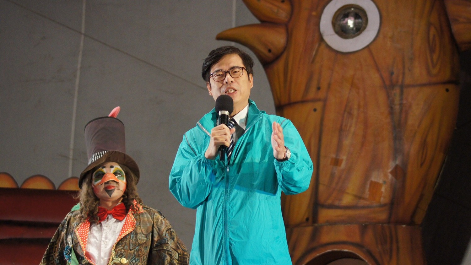 民進黨立委陳其邁說,小朋友是城市的主人翁,也是城市的未來,未來他會推動育人革命。要解決少子化的問題不只是生育政策,還有托育政策。他會推動國小、企業附設幼教托所,教托一貫整合、增加托育補助、幼教補助往下延伸,達到托育平價化、普及化。 民進黨立委陳其邁說,小朋友是城市的主人翁,也是城市的未來,未來他會推動育人革命。要解決少子化的問題不只是生育政策,還有托育政策。他會推動國小、企業附設幼教托所,教托一貫整合、增加托育補助、幼教補助往下延伸,達到托育平價化、普及化。