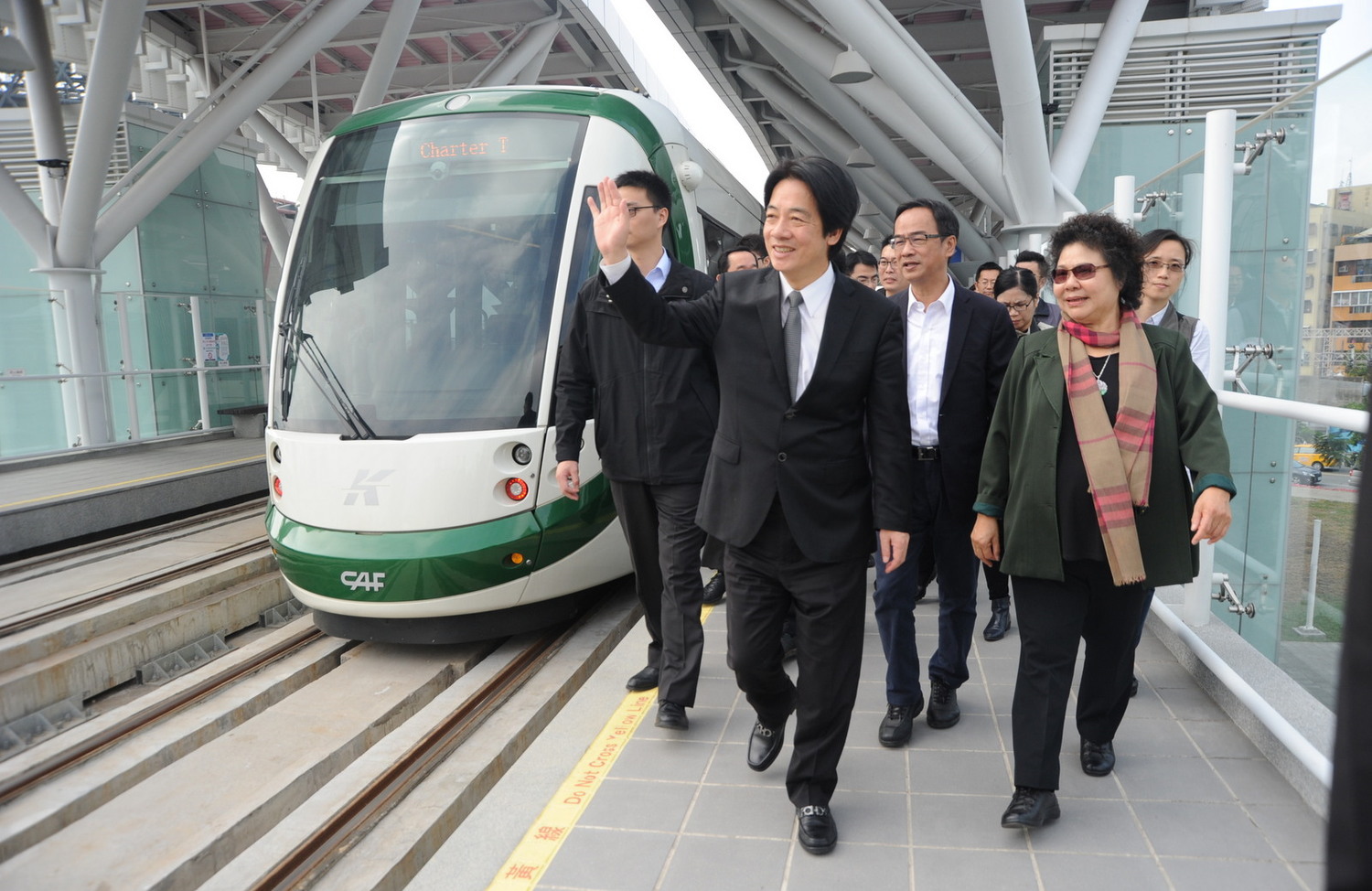 政院長賴清德與市長陳菊,聯袂參訪位於軟體園區的智崴資訊,體驗i-Ride飛行劇院,透過「飛越高雄」影片感受高雄山海河港的多元風貌,隨後眾人搭乘輕軌由C7軟體園區站至C11真愛碼頭站。 政院長賴清德與市長陳菊,聯袂參訪位於軟體園區的智崴資訊,體驗i-Ride飛行劇院,透過「飛越高雄」影片感受高雄山海河港的多元風貌,隨後眾人搭乘輕軌由C7軟體園區站至C11真愛碼頭站。