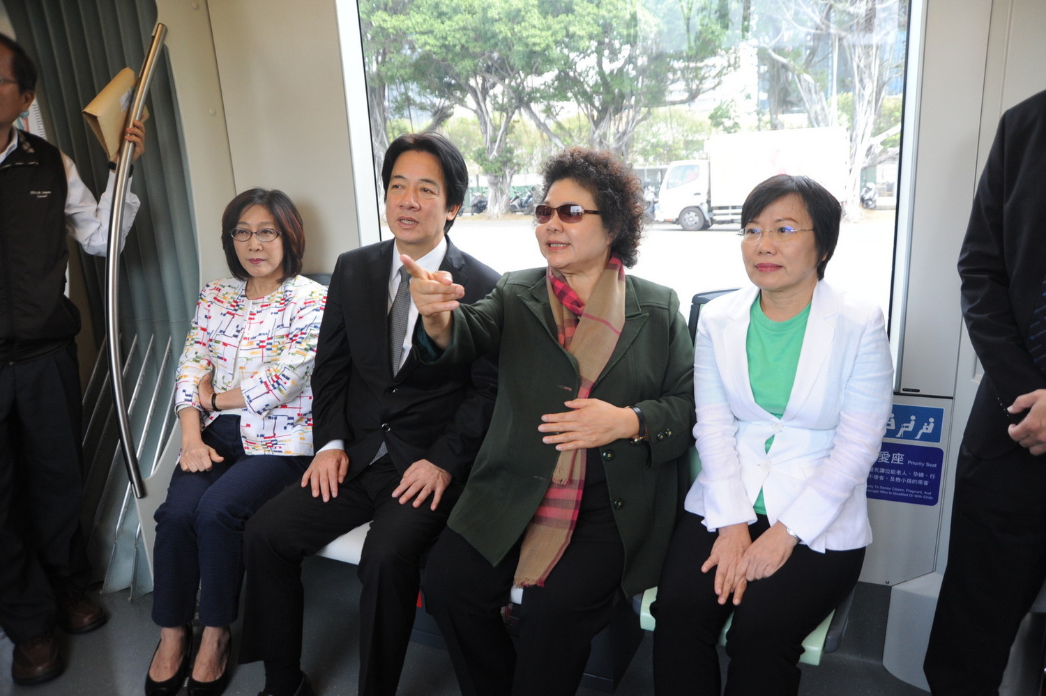 行政院長賴清德南下高雄視察地方建設,今(16)日在市長陳菊陪同下,參訪體感設備大廠智崴資訊,並搭乘輕軌至真愛碼頭站瞭解亞洲新灣區整體規劃。 圖:高雄市政府提供 行政院長賴清德南下高雄視察地方建設,今(16)日在市長陳菊陪同下,參訪體感設備大廠智崴資訊,並搭乘輕軌至真愛碼頭站瞭解亞洲新灣區整體規劃。 圖:高雄市政府提供