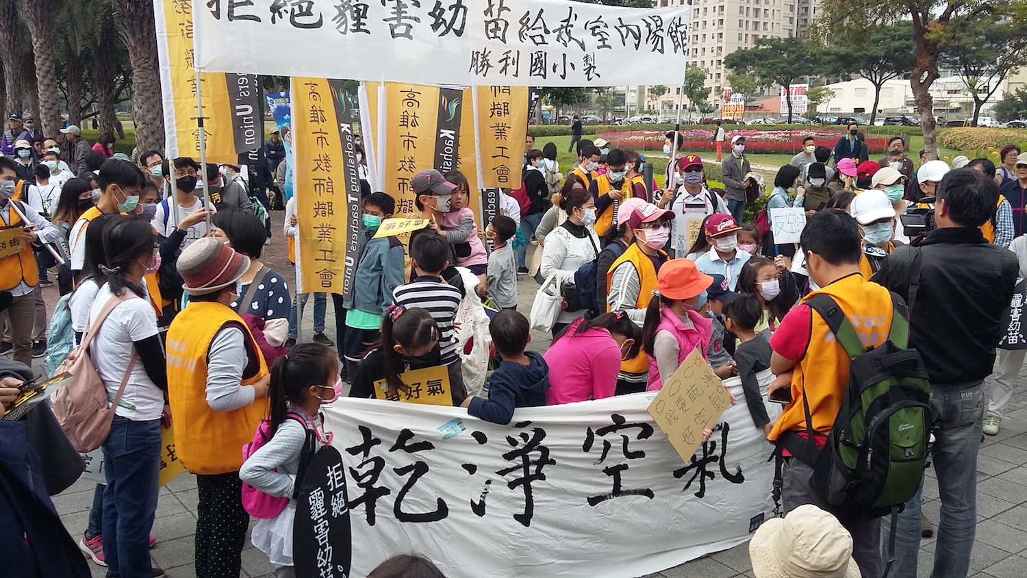 遊行隊伍成員有學校、學盟等老師帶學童出席,也有親子及寵物一起上街。 圖:金名攝 遊行隊伍成員有學校、學盟等老師帶學童出席,也有親子及寵物一起上街。 圖:金名攝