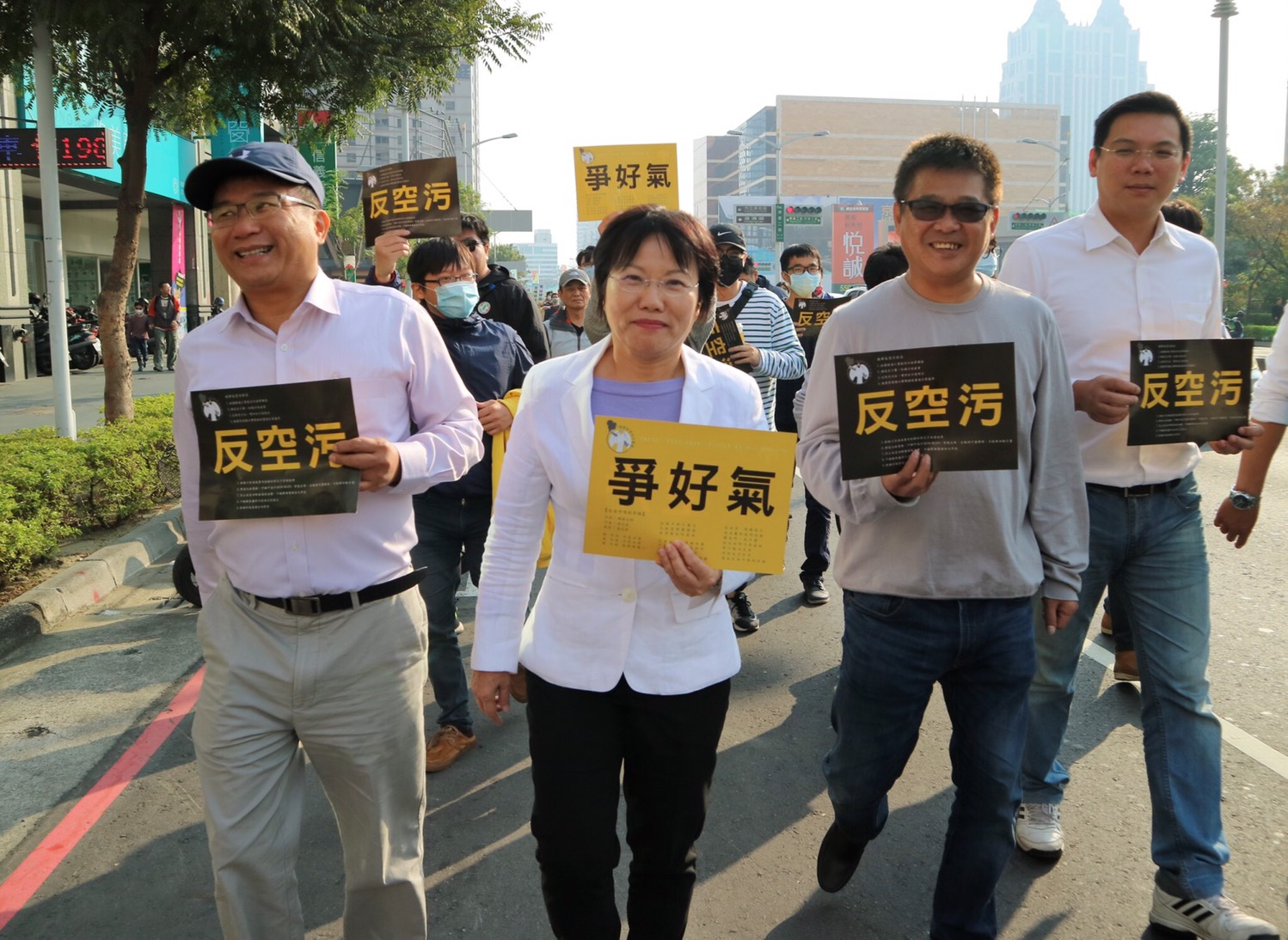 劉世芳雖未簽署,但與多位市籍議員張勝富、鄭光峰、蘇炎城,及文府國小的師生一同走在遊行隊伍中。 圖:劉世芳提供 劉世芳雖未簽署,但與多位市籍議員張勝富、鄭光峰、蘇炎城,及文府國小的師生一同走在遊行隊伍中。 圖:劉世芳提供