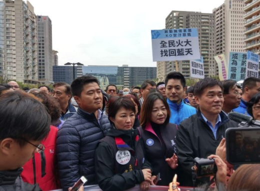 國民黨立法委員蔣萬安、盧秀燕、林明溱等人皆違反規定穿上背心參與反空汙大遊行。 國民黨立法委員蔣萬安、盧秀燕、林明溱等人皆違反規定穿上背心參與反空汙大遊行。