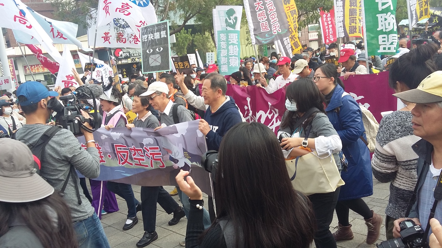 國民黨立法委員蔣萬安、盧秀燕、林明溱等人皆違反規定穿上背心參與反空汙大遊行。 國民黨立法委員蔣萬安、盧秀燕、林明溱等人皆違反規定穿上背心參與反空汙大遊行。