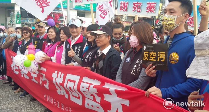 反空污大遊行展開,國民黨出動大批人馬,久未現身的前高雄縣長楊秋興也在隊伍中。1217反空汚大遊行,高雄台中齊步走。 圖:金名/攝 反空污大遊行展開,國民黨出動大批人馬,久未現身的前高雄縣長楊秋興也在隊伍中。1217反空汚大遊行,高雄台中齊步走。 圖:金名/攝