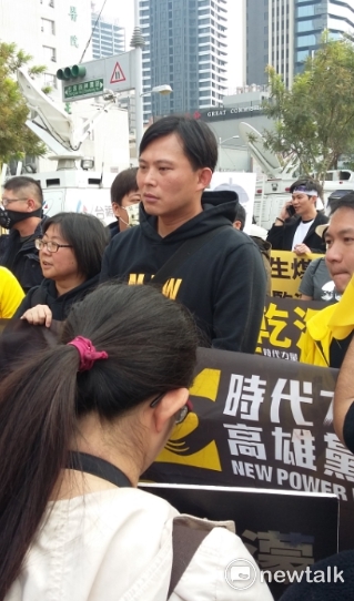 1217反空汚大遊行,高雄台中齊步走。罷免案未通過,立委黃國昌現身高雄反空污大遊行現場。 圖:金名/攝 1217反空汚大遊行,高雄台中齊步走。罷免案未通過,立委黃國昌現身高雄反空污大遊行現場。 圖:金名/攝