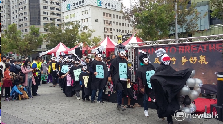 反空污大聯盟以行動劇說明空污造成各種疾病。1217反空汚大遊行,高雄台中齊步走。 圖:金名/攝 反空污大聯盟以行動劇說明空污造成各種疾病。1217反空汚大遊行,高雄台中齊步走。 圖:金名/攝