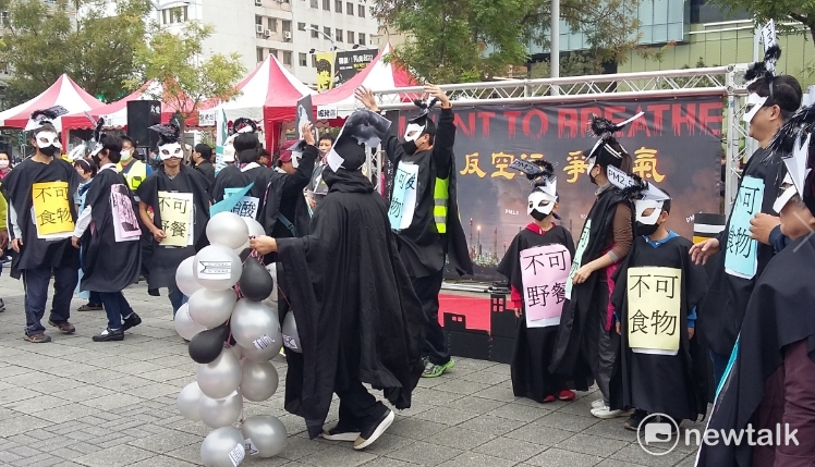 1217反空汚大遊行,高雄台中齊步走。反空污大聯盟以行動劇說明空污造成各種疾病。 圖:金名/攝 1217反空汚大遊行,高雄台中齊步走。反空污大聯盟以行動劇說明空污造成各種疾病。 圖:金名/攝