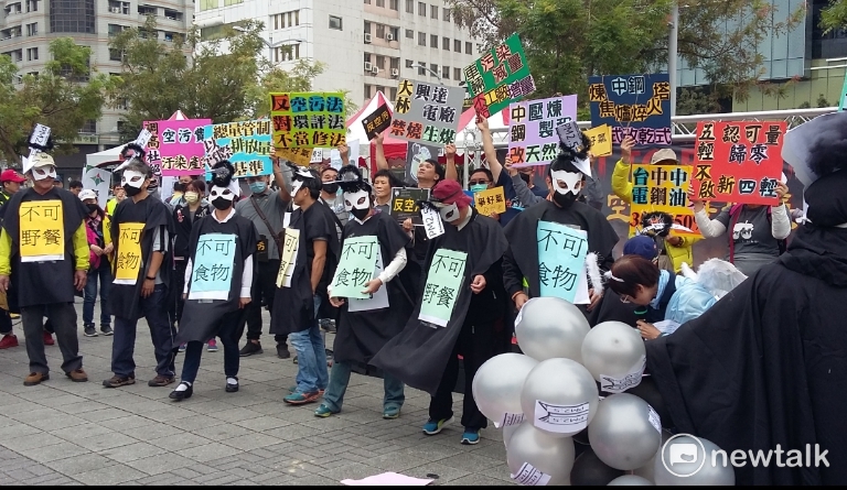 1217反空汚大遊行,高雄台中齊步走。反空污大聯盟以行動劇說明空污造成各種疾病。 圖:金名/攝 1217反空汚大遊行,高雄台中齊步走。反空污大聯盟以行動劇說明空污造成各種疾病。 圖:金名/攝