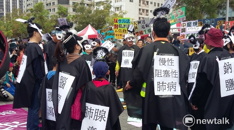 反空污大聯盟以行動劇說明空污造成各種疾病。1217反空汚大遊行,高雄台中齊步走。 圖:金名/攝 反空污大聯盟以行動劇說明空污造成各種疾病。1217反空汚大遊行,高雄台中齊步走。 圖:金名/攝