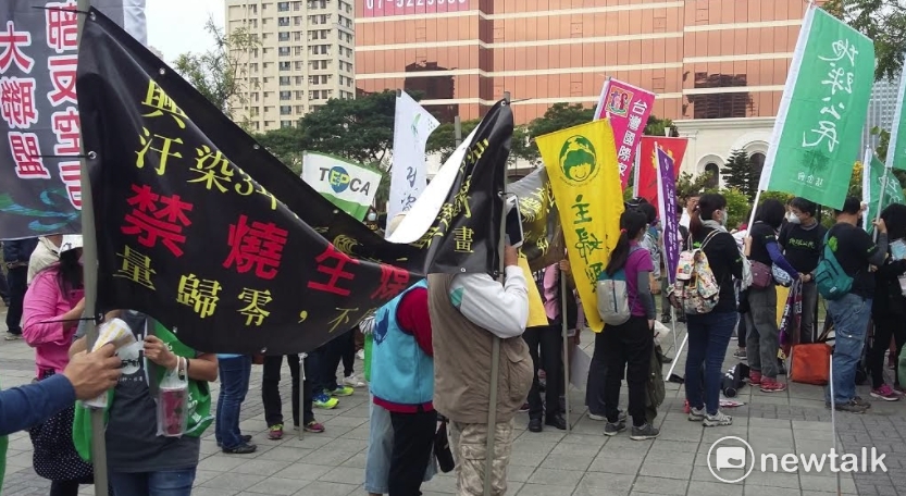 1217反空汚大遊行,高雄台中齊步走。高雄,台南,屏東各團體都組隊反空汚,不少家長也帶小孩参加。 圖:金名/攝 1217反空汚大遊行,高雄台中齊步走。高雄,台南,屏東各團體都組隊反空汚,不少家長也帶小孩参加。 圖:金名/攝