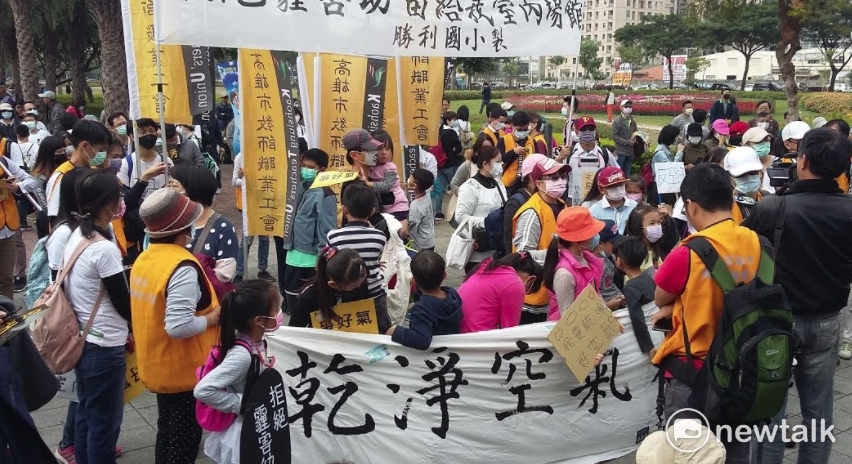 高雄,台南,屏東各團體都組隊反空汚,不少家長也帶小孩参加。1217反空汚大遊行,高雄台中齊步走。 圖:金名/攝 高雄,台南,屏東各團體都組隊反空汚,不少家長也帶小孩参加。1217反空汚大遊行,高雄台中齊步走。 圖:金名/攝