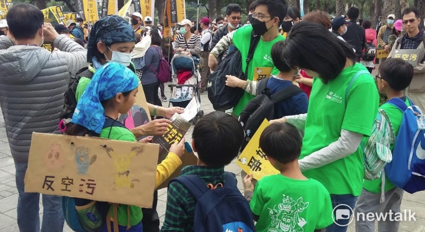 1217反空汚大遊行,高雄台中齊步走。高雄,台南,屏東各團體都組隊反空汚,不少家長也帶小孩参加。 圖:金名/攝 1217反空汚大遊行,高雄台中齊步走。高雄,台南,屏東各團體都組隊反空汚,不少家長也帶小孩参加。 圖:金名/攝
