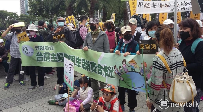 1217反空汚大遊行,高雄台中齊步走。高雄,台南,屏東各團體都組隊反空汚,不少家長也帶小孩参加。 圖:金名/攝 1217反空汚大遊行,高雄台中齊步走。高雄,台南,屏東各團體都組隊反空汚,不少家長也帶小孩参加。 圖:金名/攝