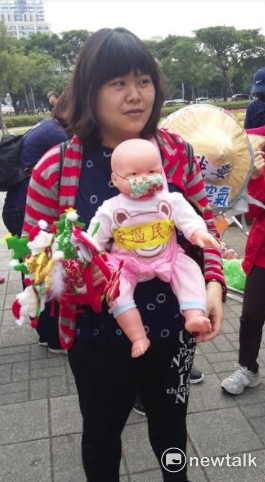 1217反空汚大遊行,高雄台中齊步走。高雄市公共托嬰中心也組隊反共污,揹起洋娃娃上陣。 圖:金名/攝 1217反空汚大遊行,高雄台中齊步走。高雄市公共托嬰中心也組隊反共污,揹起洋娃娃上陣。 圖:金名/攝