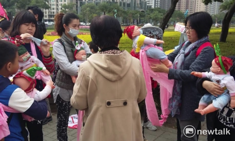 1217反空汚大遊行,高雄台中齊步走。高雄市公共托嬰中心也組隊反共污,揹起洋娃娃上陣。 圖:金名/攝 1217反空汚大遊行,高雄台中齊步走。高雄市公共托嬰中心也組隊反共污,揹起洋娃娃上陣。 圖:金名/攝