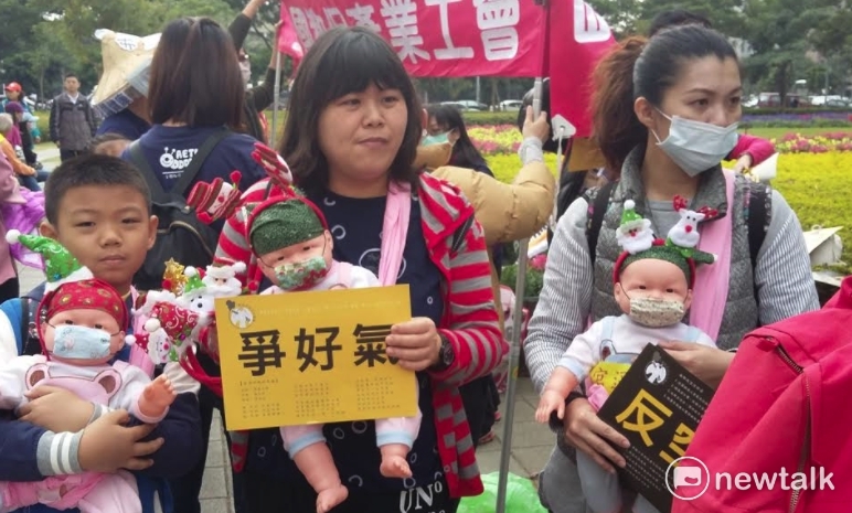 1217反空汚大遊行,高雄台中齊步走。高雄市公共托嬰中心也組隊反共污,揹起洋娃娃上陣。 圖:金名/攝 1217反空汚大遊行,高雄台中齊步走。高雄市公共托嬰中心也組隊反共污,揹起洋娃娃上陣。 圖:金名/攝