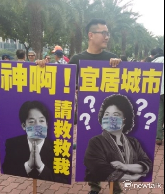 1217反空汚大遊行,高雄台中齊步走。高雄市長陳菊未参加反空污大遊行,反空污大聯盟製牌諷刺,隔空喊話。 圖:金名/攝 1217反空汚大遊行,高雄台中齊步走。高雄市長陳菊未参加反空污大遊行,反空污大聯盟製牌諷刺,隔空喊話。 圖:金名/攝