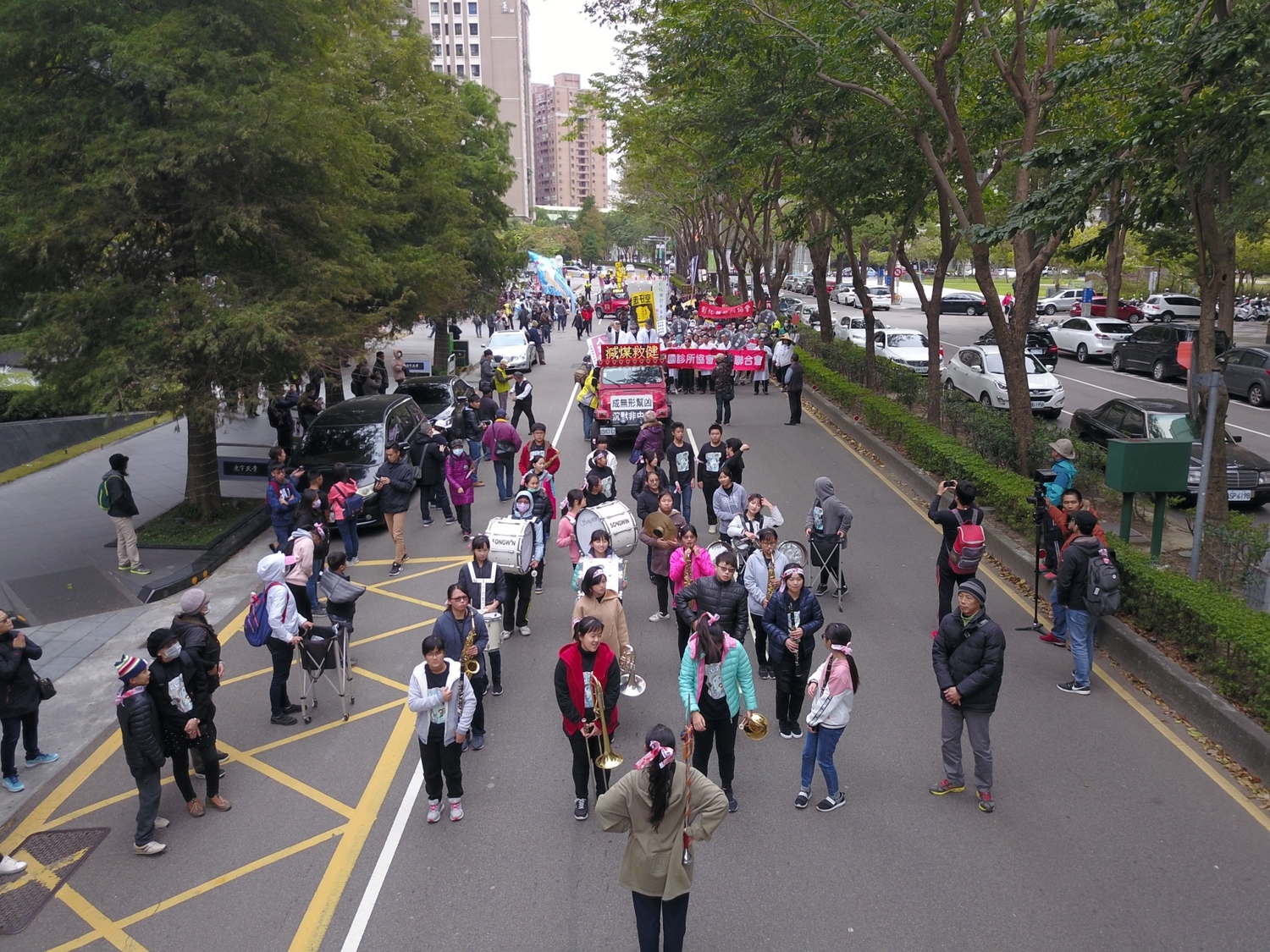 去年1217空汙大遊行台中場,共有十多個公民團體集結上街遊行抗議。 圖:台灣健康空氣行動聯盟/提供 去年1217空汙大遊行台中場,共有十多個公民團體集結上街遊行抗議。 圖:台灣健康空氣行動聯盟/提供