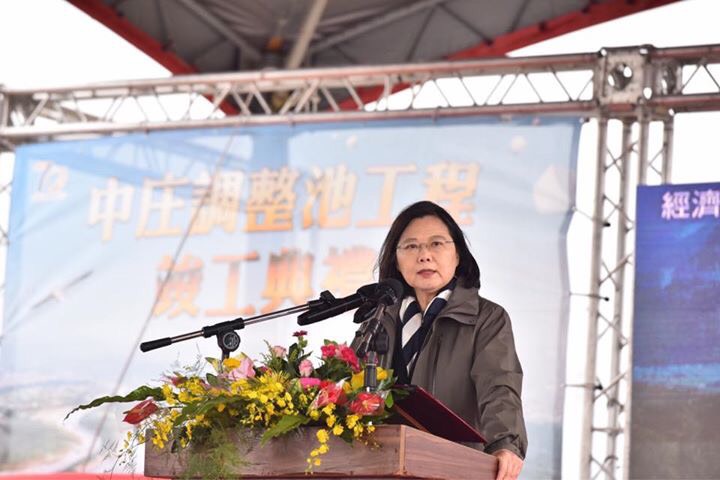 位於桃園市大嵙崁溪的石門水庫中庄調整池,17日舉行竣工典禮。蔡英文總統、經濟部次長王美花、水利署長賴建信、桃園市長鄭文燦、立委趙正宇及臺水公司董事長郭俊銘等人,都出席了竣工典禮。 位於桃園市大嵙崁溪的石門水庫中庄調整池,17日舉行竣工典禮。蔡英文總統、經濟部次長王美花、水利署長賴建信、桃園市長鄭文燦、立委趙正宇及臺水公司董事長郭俊銘等人,都出席了竣工典禮。