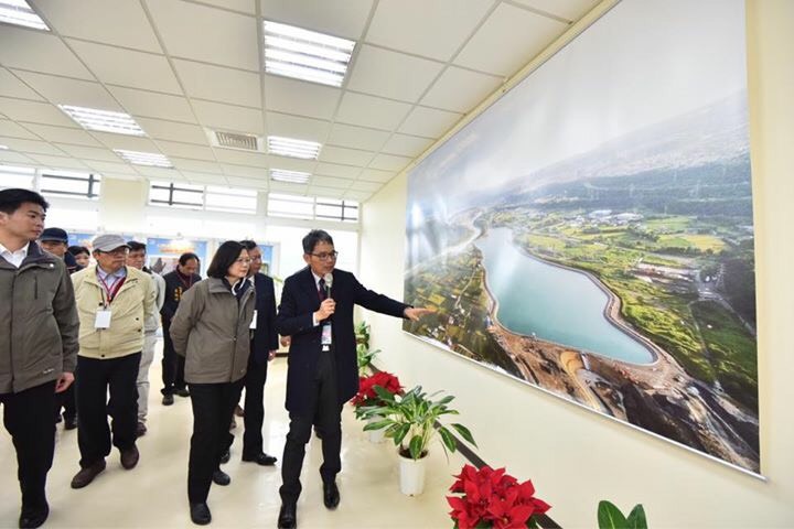 位於桃園市大嵙崁溪的石門水庫中庄調整池,17日舉行竣工典禮。蔡英文總統、經濟部次長王美花、水利署長賴建信、桃園市長鄭文燦、立委趙正宇及臺水公司董事長郭俊銘等人,都出席了竣工典禮。 位於桃園市大嵙崁溪的石門水庫中庄調整池,17日舉行竣工典禮。蔡英文總統、經濟部次長王美花、水利署長賴建信、桃園市長鄭文燦、立委趙正宇及臺水公司董事長郭俊銘等人,都出席了竣工典禮。