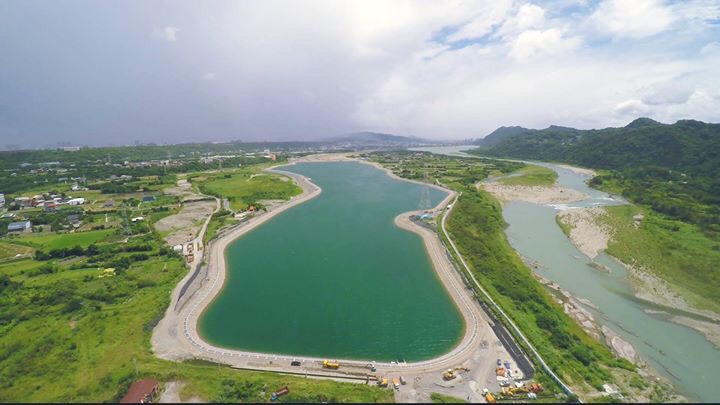 位於桃園市大嵙崁溪的石門水庫中庄調整池,17日舉行竣工典禮。蔡英文總統、經濟部次長王美花、水利署長賴建信、桃園市長鄭文燦、立委趙正宇及臺水公司董事長郭俊銘等人,都出席了竣工典禮。 位於桃園市大嵙崁溪的石門水庫中庄調整池,17日舉行竣工典禮。蔡英文總統、經濟部次長王美花、水利署長賴建信、桃園市長鄭文燦、立委趙正宇及臺水公司董事長郭俊銘等人,都出席了竣工典禮。