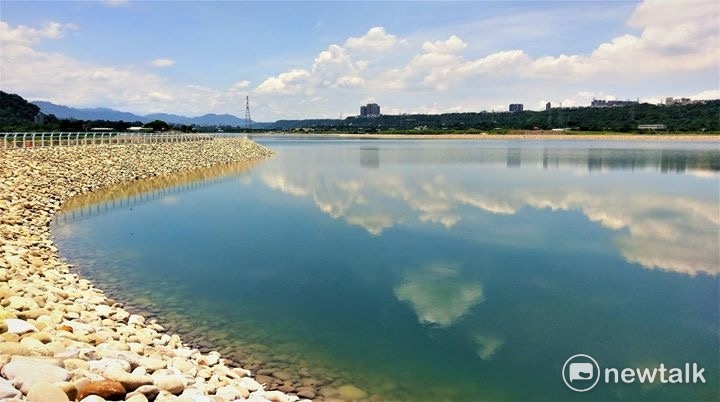 位於桃園市大溪區的中庄調整池清晨及傍晚時分,散步於環湖道路上,清風徐徐,湛藍湖水,襯以兩岸青山、綠濛濛的田園,未來必為桃園休閒好去處。 圖:翻攝自花漾北水臉書 位於桃園市大溪區的中庄調整池清晨及傍晚時分,散步於環湖道路上,清風徐徐,湛藍湖水,襯以兩岸青山、綠濛濛的田園,未來必為桃園休閒好去處。 圖:翻攝自花漾北水臉書