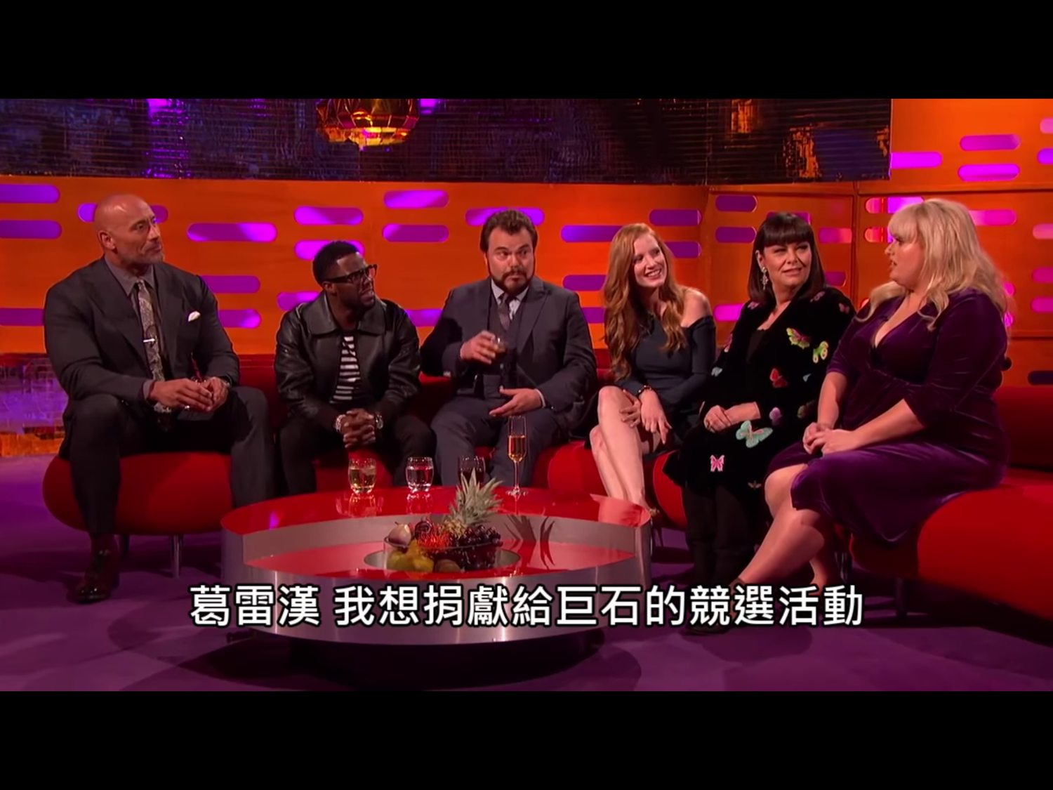 巨石強森說:「我非常清楚,政治這行我還是生手,所以我能夠採取的最佳行動,就是繼續傾聽(人們的心聲)和盡量學習。」圖為巨石強森日前參加美國一個脫口秀節目,主持人拋出他參選總統的話題,來賓們討論熱烈。 巨石強森說:「我非常清楚,政治這行我還是生手,所以我能夠採取的最佳行動,就是繼續傾聽(人們的心聲)和盡量學習。」圖為巨石強森日前參加美國一個脫口秀節目,主持人拋出他參選總統的話題,來賓們討論熱烈。