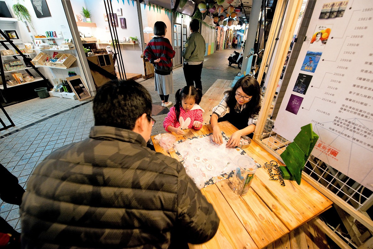桃園菱潭興創基地,結合了二、三十位老中青三代翻轉、活化了過去老舊菜市場、舊攤販意象。 桃園菱潭興創基地,結合了二、三十位老中青三代翻轉、活化了過去老舊菜市場、舊攤販意象。