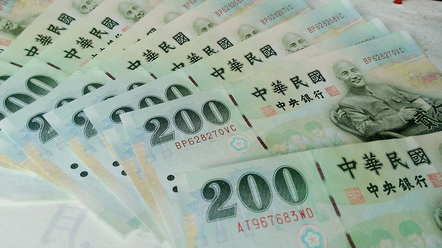 2018即將到來,人力銀行今(18)日公布最新調查,明年有加薪計畫的企業高達79.3%,平均明年(2018年)企業計畫調薪幅度,將落在4.7%,優於今年。其中科技資訊業更有高達91.4%的企業有加薪意願,成為明年「薪」情最被看好的產業。 2018即將到來,人力銀行今(18)日公布最新調查,明年有加薪計畫的企業高達79.3%,平均明年(2018年)企業計畫調薪幅度,將落在4.7%,優於今年。其中科技資訊業更有高達91.4%的企業有加薪意願,成為明年「薪」情最被看好的產業。