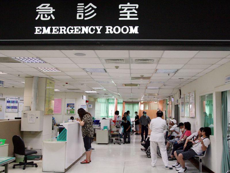 全台4天來已有184人疑因天冷猝死,醫師特別提醒,65歲以上及有心、腦血管病史者皆屬高危險群,最好等到陽光露臉再到外出活動。 全台4天來已有184人疑因天冷猝死,醫師特別提醒,65歲以上及有心、腦血管病史者皆屬高危險群,最好等到陽光露臉再到外出活動。