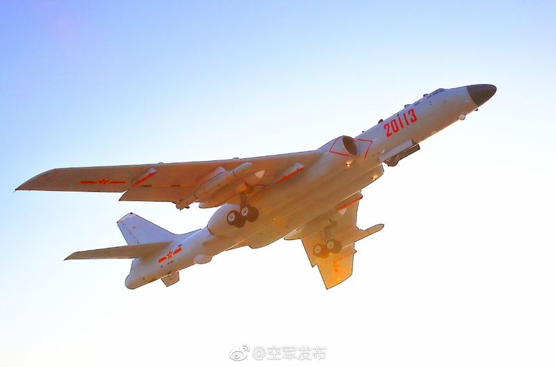 中共解放軍飛機18日從巴士海峽由南往北穿越宮古海峽飛返駐地,並出動轟炸機、殲擊機、偵察機等飛越對馬海峽赴日本海國際空域訓練。( 圖 : 取自中共空軍發布微博 www.weibo.com 中共解放軍飛機18日從巴士海峽由南往北穿越宮古海峽飛返駐地,並出動轟炸機、殲擊機、偵察機等飛越對馬海峽赴日本海國際空域訓練。( 圖 : 取自中共空軍發布微博 www.weibo.com