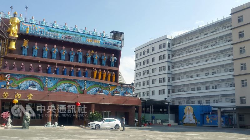 走過近50年的高雄龍發堂收容逾500名身心障礙者,最近爆發群聚感染,高市衛生局前往疫調發現院內以禁錮方式照顧堂眾,活動空間限制且缺乏精神職能治療及復健,堂方則予以否認,精神醫療界18日出面為堂眾人權請命。圖為龍發堂外觀。 圖 : 中央社 走過近50年的高雄龍發堂收容逾500名身心障礙者,最近爆發群聚感染,高市衛生局前往疫調發現院內以禁錮方式照顧堂眾,活動空間限制且缺乏精神職能治療及復健,堂方則予以否認,精神醫療界18日出面為堂眾人權請命。圖為龍發堂外觀。 圖 : 中央社