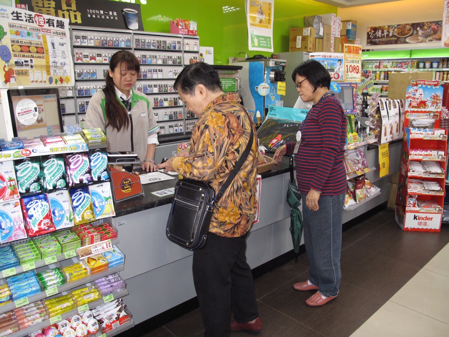 老婦人證件遭竊,中市南區戶所人員陪她到便利商店繳費。 台中市南區戶政所/提供 老婦人證件遭竊,中市南區戶所人員陪她到便利商店繳費。 台中市南區戶政所/提供