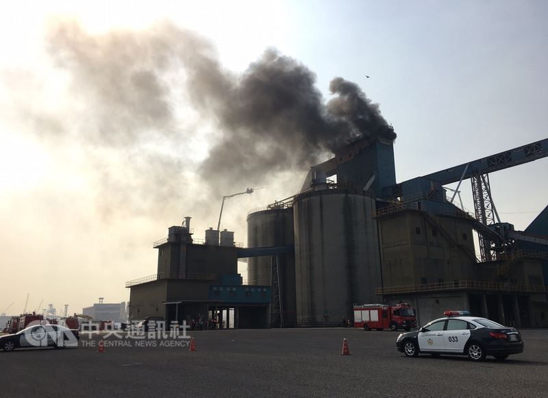 高雄港73號碼頭一處40米高的廢棄倉庫,21日疑因現場拆除工程施工不慎引發火警,現場黑煙密布直衝雲霄。 圖 : 中央社 高雄港73號碼頭一處40米高的廢棄倉庫,21日疑因現場拆除工程施工不慎引發火警,現場黑煙密布直衝雲霄。 圖 : 中央社