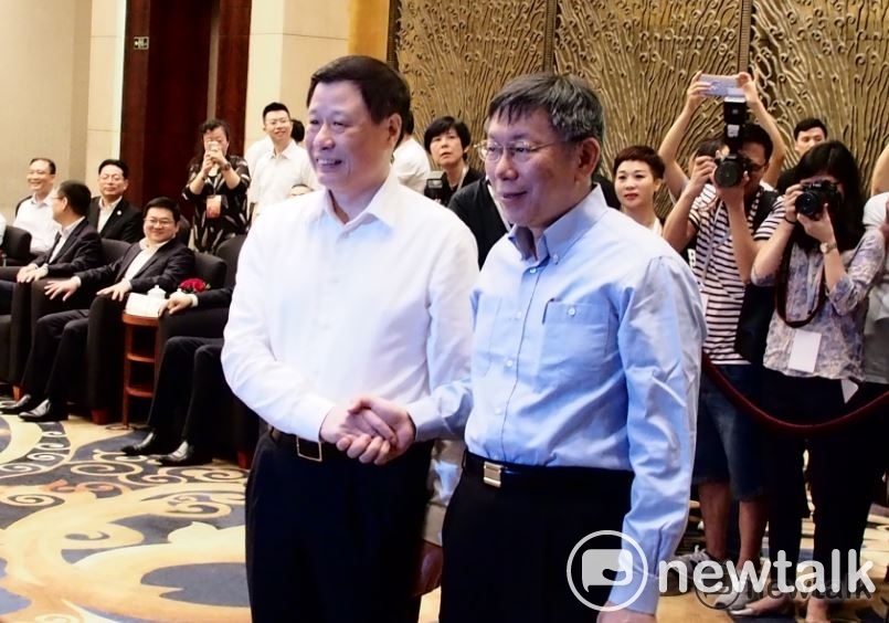 圖為2017年台北市長柯文哲(右)赴上海與上海市長應勇(左)見面的照片。 圖:新頭殼資料照 圖為2017年台北市長柯文哲(右)赴上海與上海市長應勇(左)見面的照片。 圖:新頭殼資料照