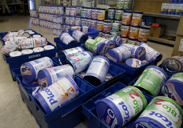 法國乳品大廠「拉克塔利斯」嬰兒奶粉遭沙門氏菌汙染,21日宣布擴大召回,衛生福利部食品藥物管理署食品組簡任技正鄭維智今(22)日表示,這次召回的7項產品中,已有6項在台出貨販售,出貨量超過6.8萬罐。 法國乳品大廠「拉克塔利斯」嬰兒奶粉遭沙門氏菌汙染,21日宣布擴大召回,衛生福利部食品藥物管理署食品組簡任技正鄭維智今(22)日表示,這次召回的7項產品中,已有6項在台出貨販售,出貨量超過6.8萬罐。