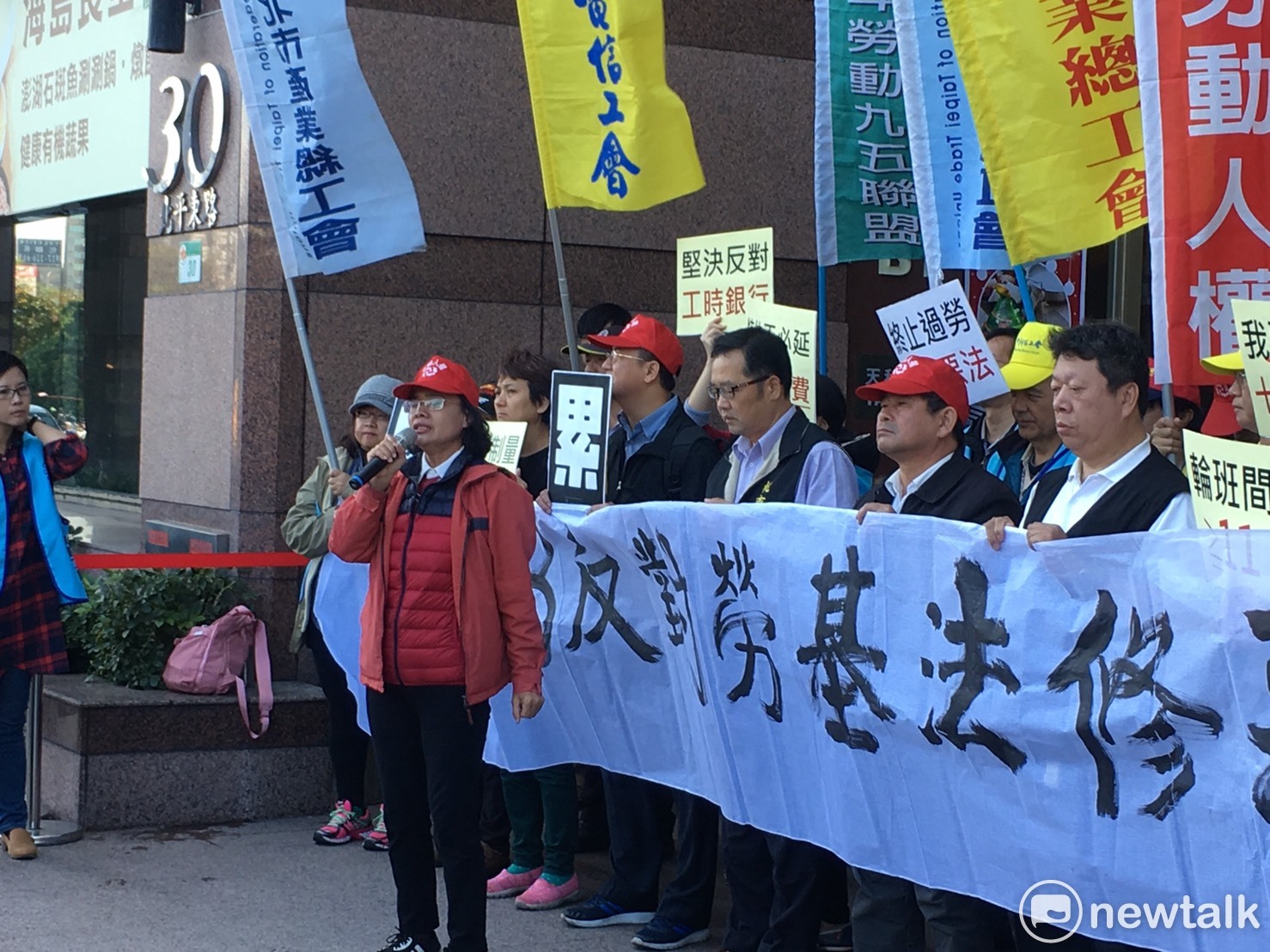 「我血汗過勞,你功德個屁!」反勞基法修惡大遊行將在明(23)日舉行,全台多個產業總工會、學生團體代表今(22)日今天在民進黨部前開記者會向蔡政府怒吼。 圖:黃韋銓/攝 「我血汗過勞,你功德個屁!」反勞基法修惡大遊行將在明(23)日舉行,全台多個產業總工會、學生團體代表今(22)日今天在民進黨部前開記者會向蔡政府怒吼。 圖:黃韋銓/攝
