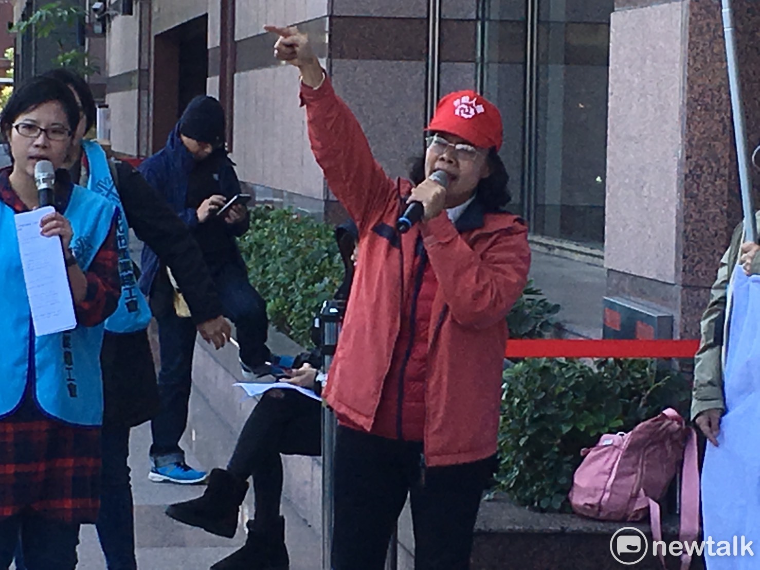 勞動人權協會執行長王娟萍形容,國民黨下台換民進黨執政,簡直是「走一個閃尿的,來一個閃屎的」,以前修勞基法時國民黨很可惡,但勞團去抗議國民黨就不敢過,但民進黨上台後去年砍七天假,現在又要鬆綁七休一,說改惡就改惡,「以前勞工是三隻小豬一個一個銅板支持蔡英文,現在卻把它在腳下。」 圖:黃韋銓/攝 勞動人權協會執行長王娟萍形容,國民黨下台換民進黨執政,簡直是「走一個閃尿的,來一個閃屎的」,以前修勞基法時國民黨很可惡,但勞團去抗議國民黨就不敢過,但民進黨上台後去年砍七天假,現在又要鬆綁七休一,說改惡就改惡,「以前勞工是三隻小豬一個一個銅板支持蔡英文,現在卻把它在腳下。」 圖:黃韋銓/攝