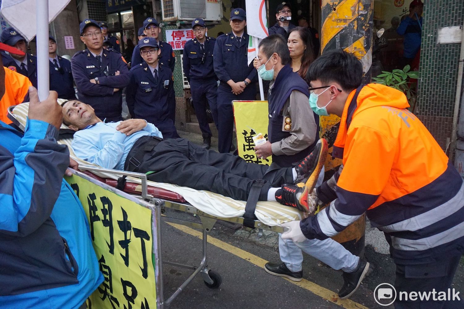 一名抗議民眾疑因體力不支送醫。 圖:周煊惠 / 攝 一名抗議民眾疑因體力不支送醫。 圖:周煊惠 / 攝