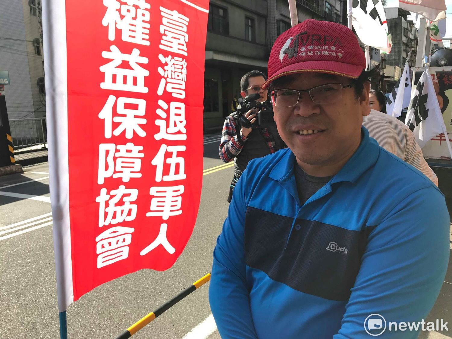 反年改團體「台灣退伍軍人權益保障協會」秘書長邱柏榕。 圖:周煊惠 / 攝 反年改團體「台灣退伍軍人權益保障協會」秘書長邱柏榕。 圖:周煊惠 / 攝